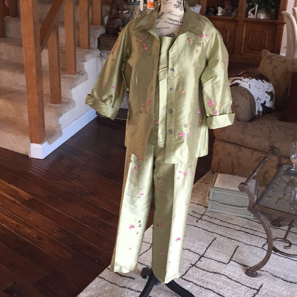 Singrid Olsen 100% SILK 3-pc suit.  SIZE: 10